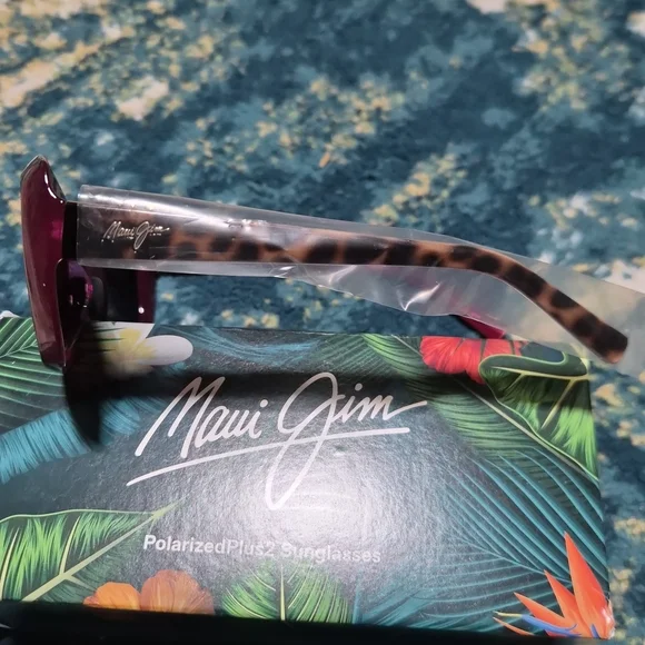 Maui Jim Leopard Print Sunglasses display picture 2